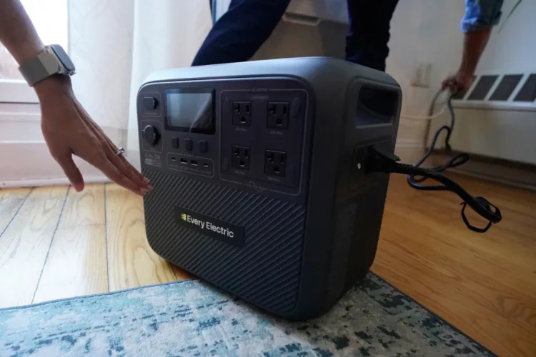 Battery bank or generator? How to choose the best backup power for your home during an outage